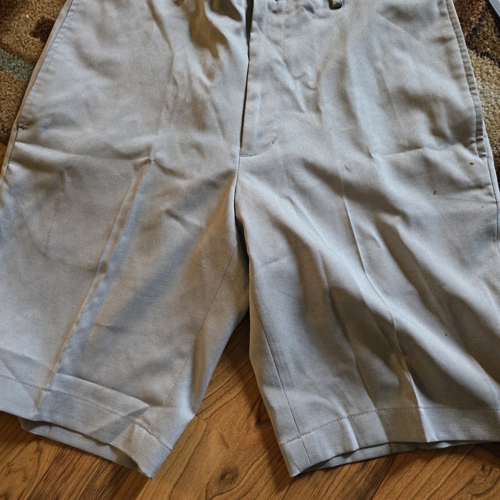 Walter Hagen Light Gray Flat-Front Chino Shorts